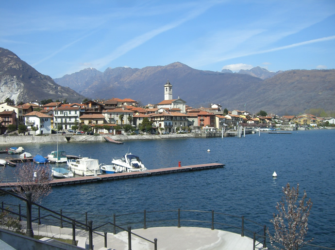 Blick auf Feriolo am Lago Maggiore