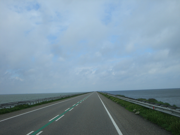 Rechts Wasser, links Wasser, unterwegs auf dem Houtribdeich am Ijsselmeer