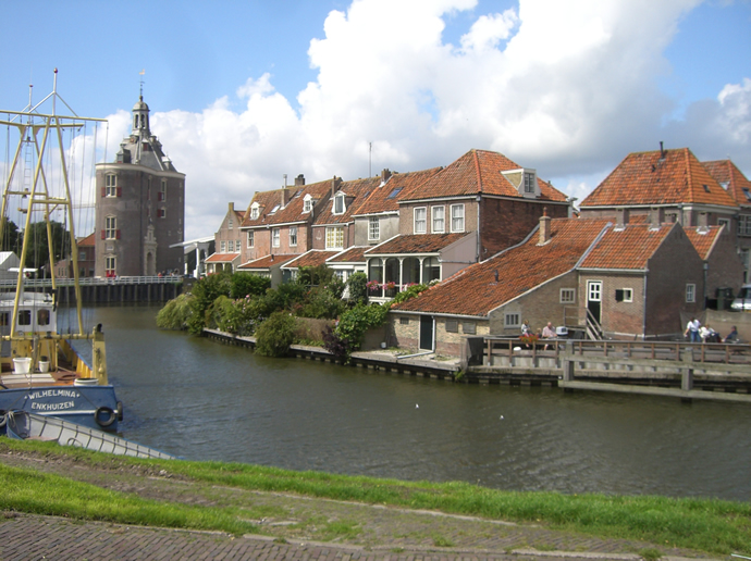 Blick über Enkhuizen am Kanal entlang