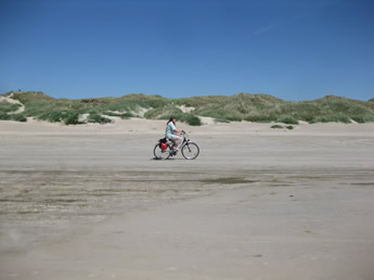 Mit dem Fahrrad am Strand