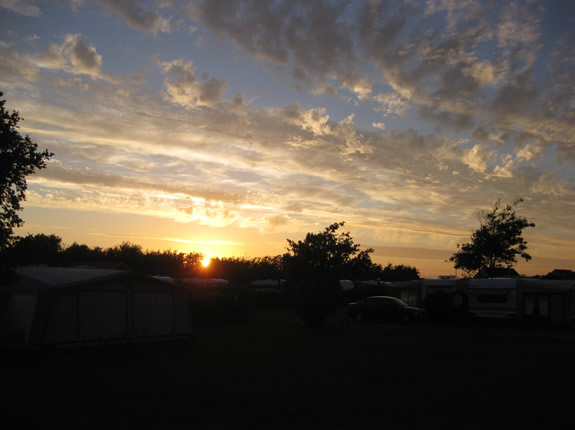 Sonnenuntergang am Campingplatz
