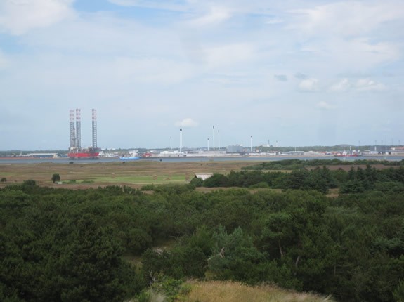 Blick vom Lotsenberg in Richtung Fahrrinne, dänisches Festland und der Hafenstadt Esbjerg 