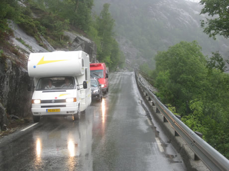 Enge norwegische Landstraße