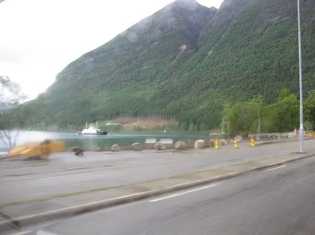 Die Fähre in Kinsarvik legt ab. Mist!