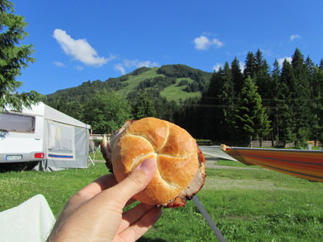 Bratenbrötchen von der Metzgerei Gründler in Kössen, Tirol