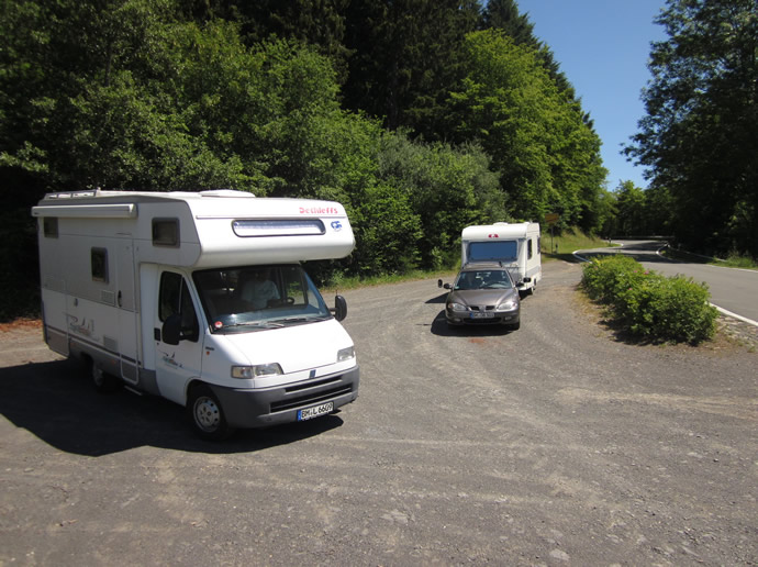 Kurzer Fotostop in der Eifel für ein Wohnmobil und Wohnwagenbild