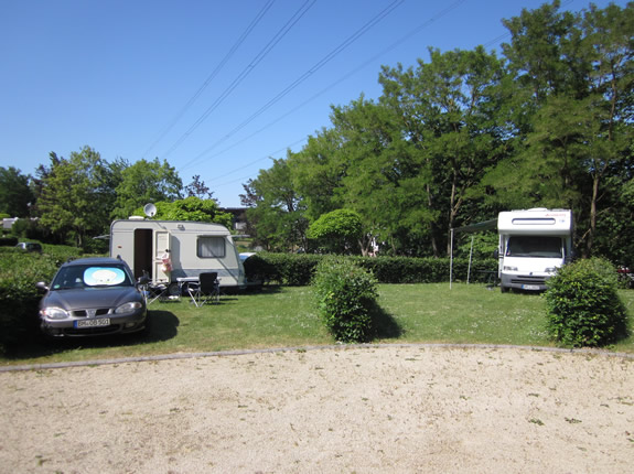 Wohnwagen und Wohnmobil auf dem Campingplatz zusammen