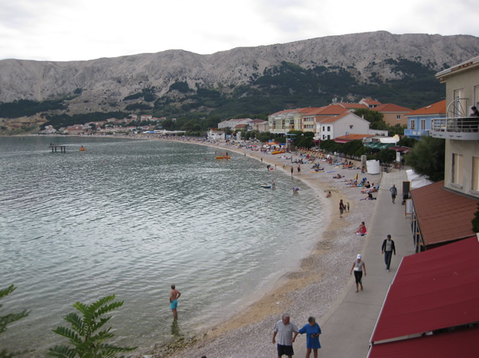 Die Promenade in Baska auf Krk - die Cinque Terre Kroatiens.