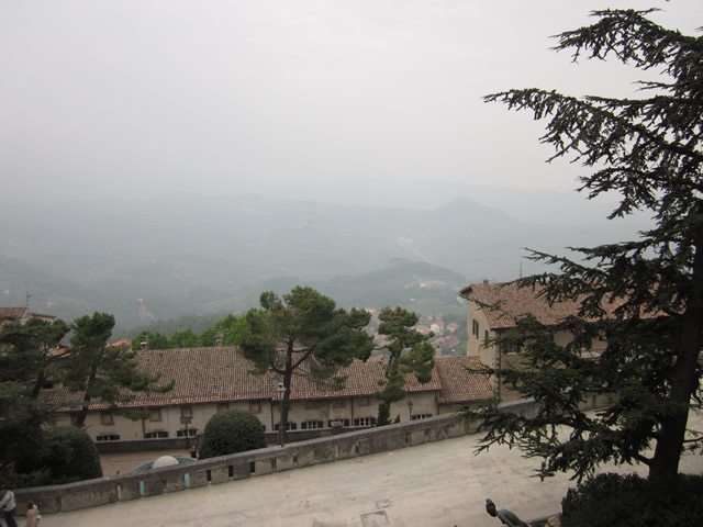 Panorama rund um San Marino im Dunst