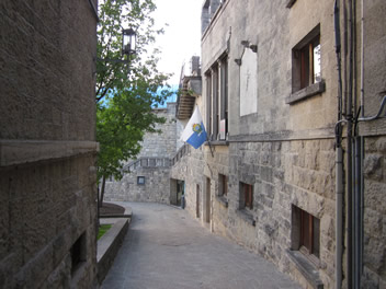 Die Flagge von San Marino in den Gassen