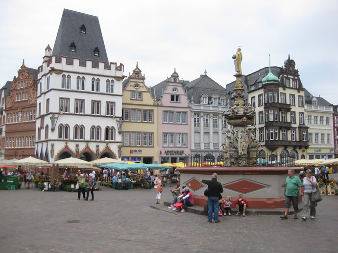 Der Petrusbrunnen von Trier