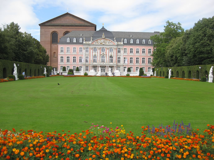 Das kurfürstliche Palais vor der Basilika in Trier