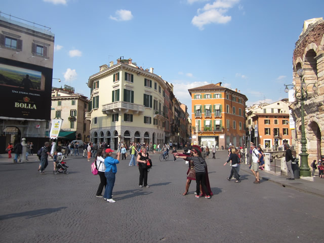 Leben und Dolce Vita auf der Piazza Bra