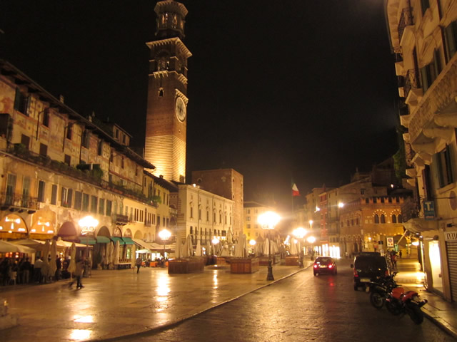 Piazza Erbe in Verona am Abend