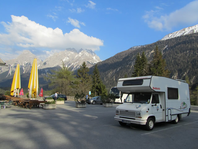 Wohnmobil vor Alpenpanorama