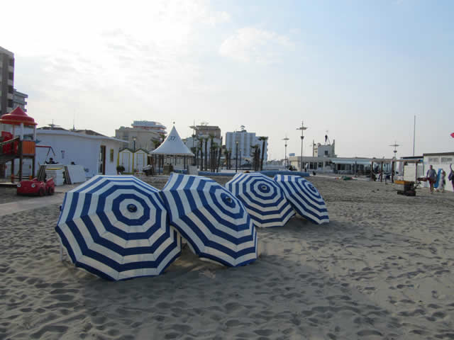 Sonnenschirme am Strand von Misano Adriatico