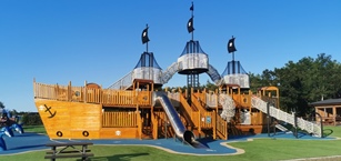Piratenschiff zum Spielen für Kinder auf dem Campingplatz Greena in Dänemark